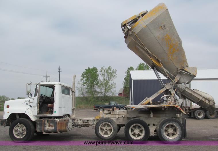 image for item B5124 1985 International F2674 batch truck