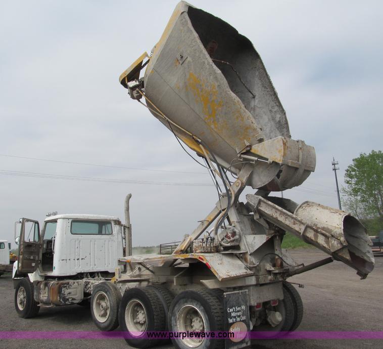 image for item B5124 1985 International F2674 batch truck