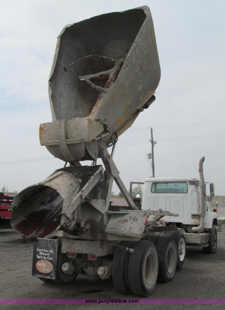 image for item B5124 1985 International F2674 batch truck