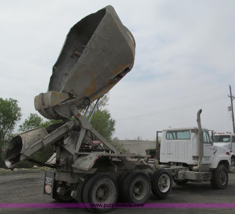 image for item B5124 1985 International F2674 batch truck