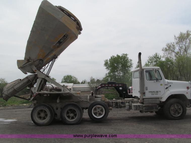 image for item B5124 1985 International F2674 batch truck