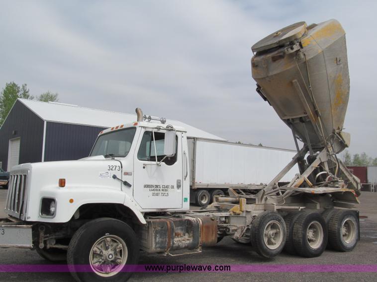 image for item B5124 1985 International F2674 batch truck