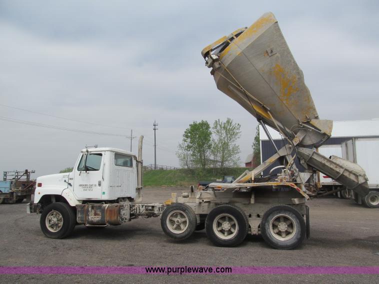 image for item B5124 1985 International F2674 batch truck