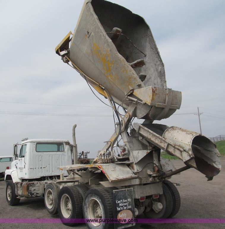 image for item B5124 1985 International F2674 batch truck