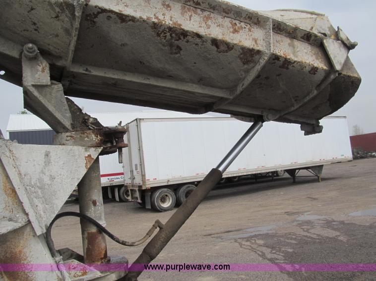 image for item B5124 1985 International F2674 batch truck