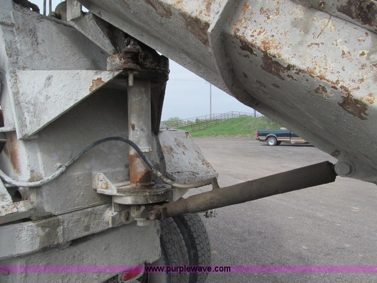 image for item B5124 1985 International F2674 batch truck