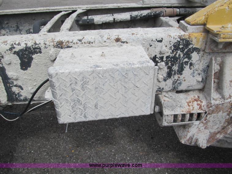 image for item B5124 1985 International F2674 batch truck