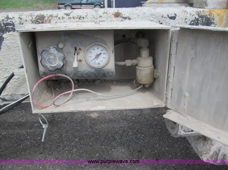 image for item B5124 1985 International F2674 batch truck