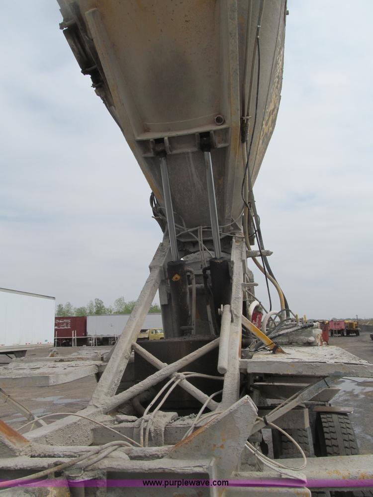 image for item B5124 1985 International F2674 batch truck