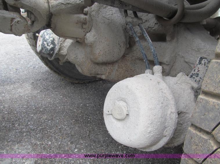 image for item B5124 1985 International F2674 batch truck