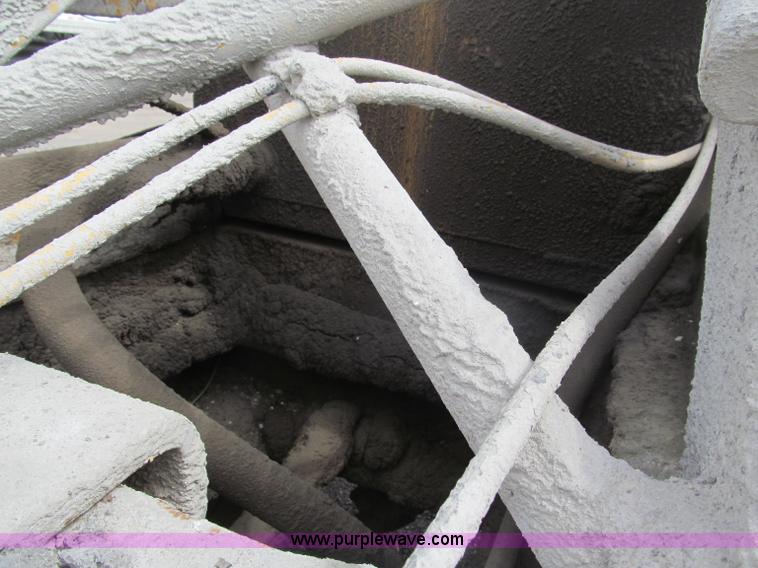 image for item B5124 1985 International F2674 batch truck