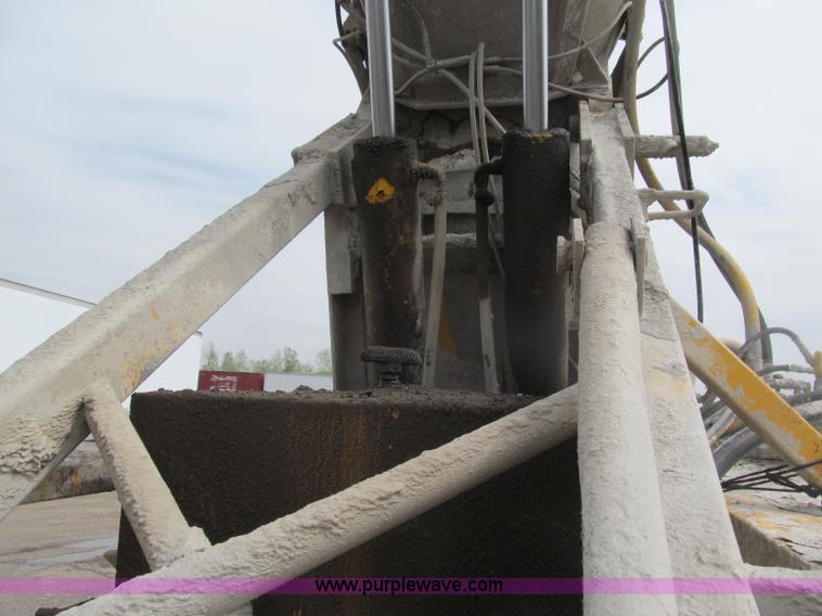 image for item B5124 1985 International F2674 batch truck