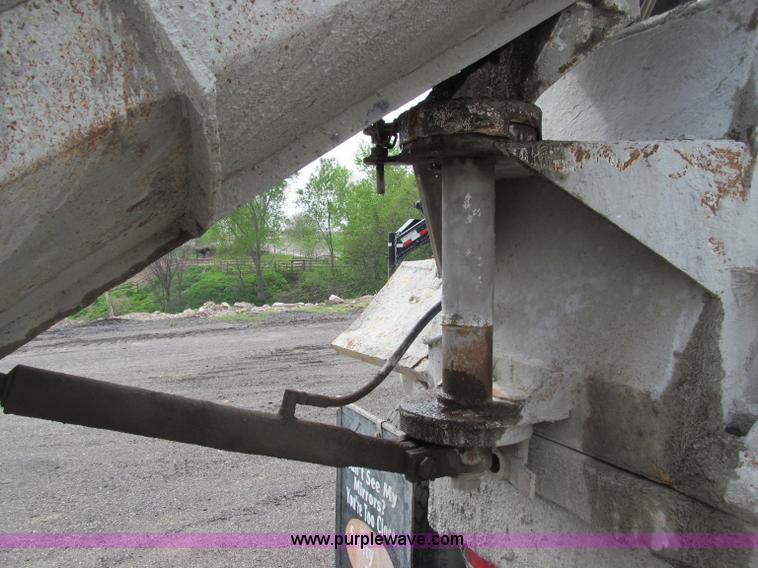 image for item B5124 1985 International F2674 batch truck