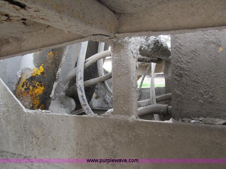 image for item B5124 1985 International F2674 batch truck