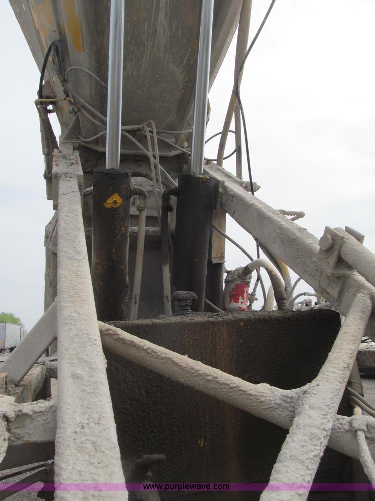 image for item B5124 1985 International F2674 batch truck