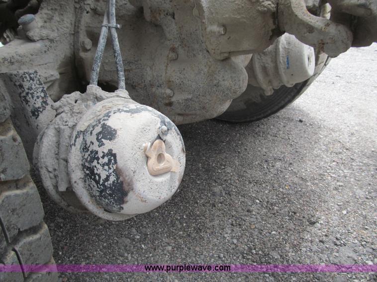 image for item B5124 1985 International F2674 batch truck