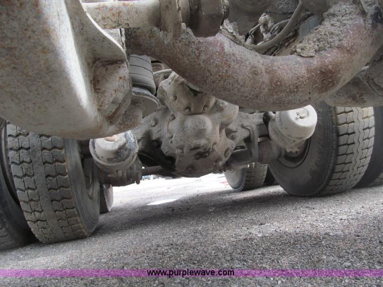 image for item B5124 1985 International F2674 batch truck