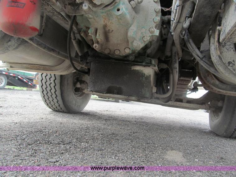 image for item B5124 1985 International F2674 batch truck