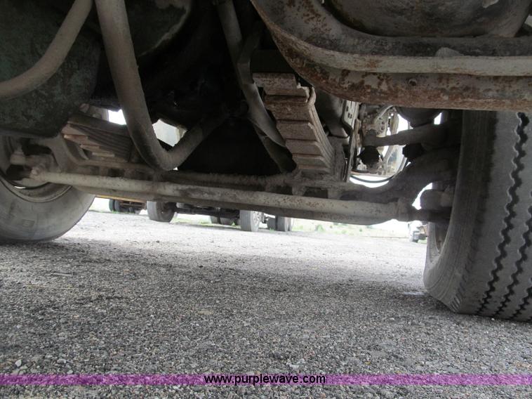 image for item B5124 1985 International F2674 batch truck