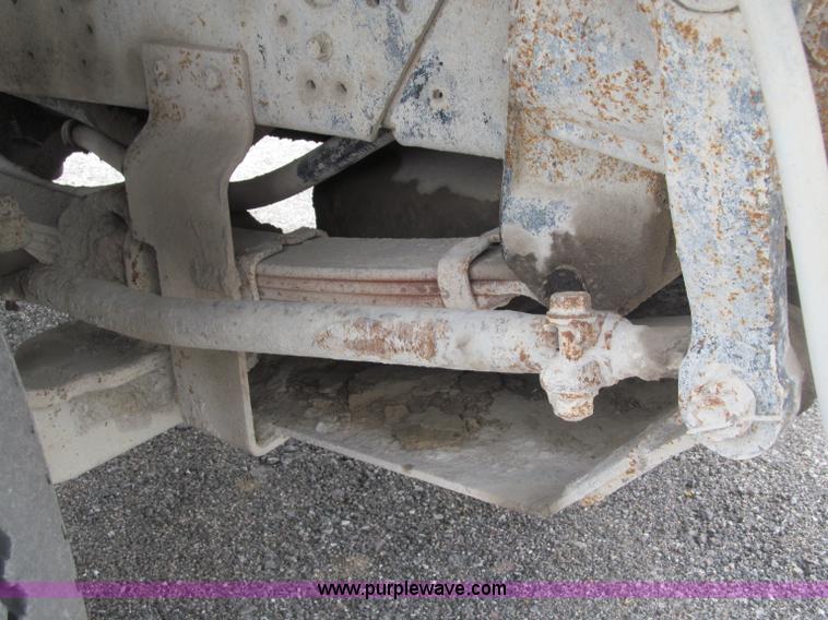 image for item B5124 1985 International F2674 batch truck