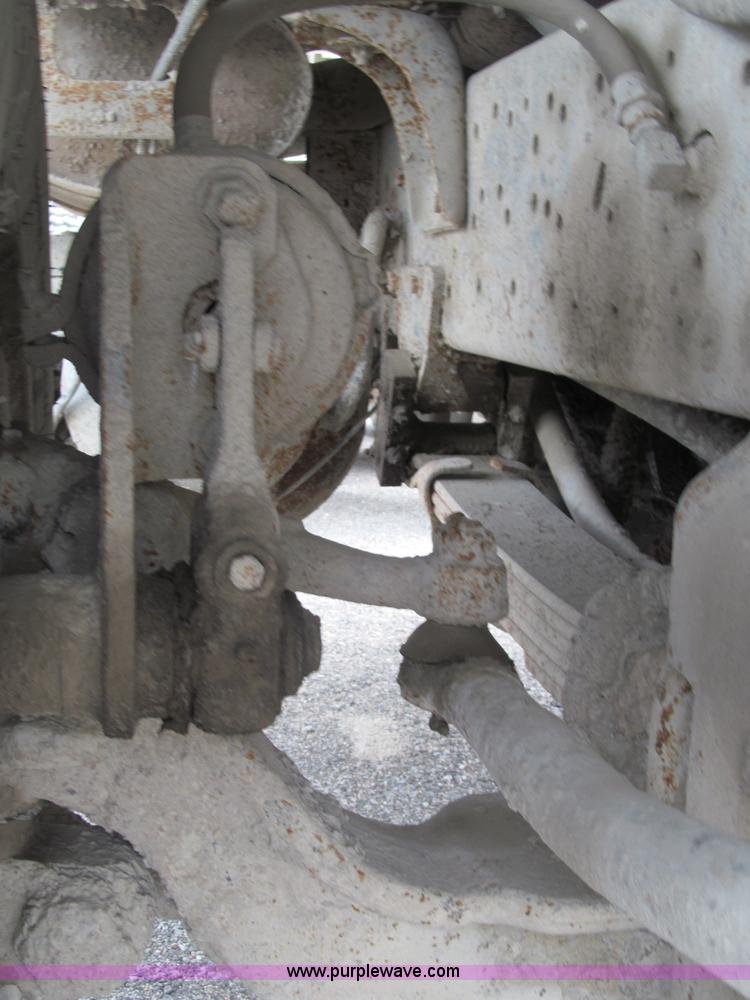 image for item B5124 1985 International F2674 batch truck