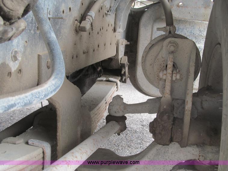 image for item B5124 1985 International F2674 batch truck