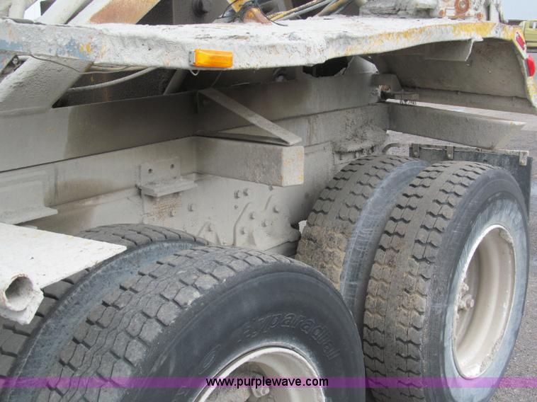 image for item B5124 1985 International F2674 batch truck