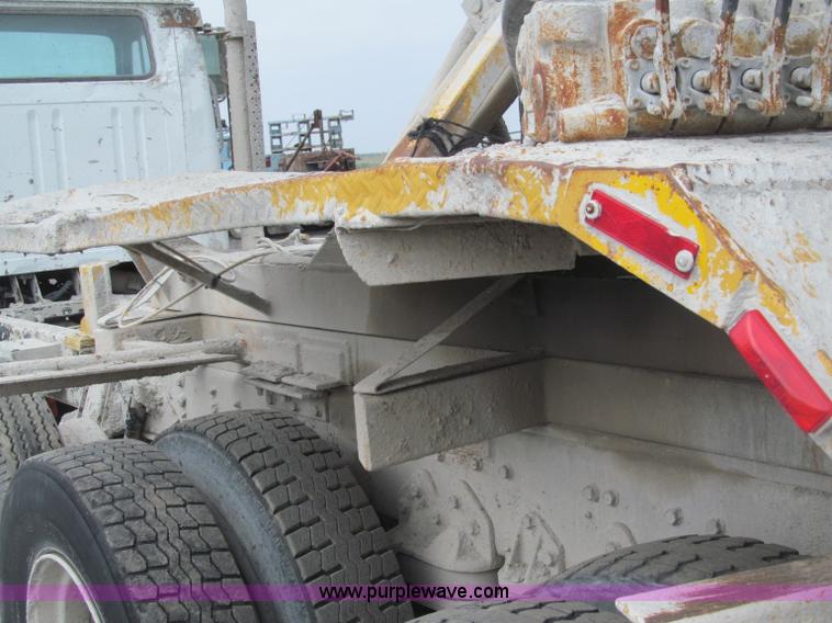 image for item B5124 1985 International F2674 batch truck