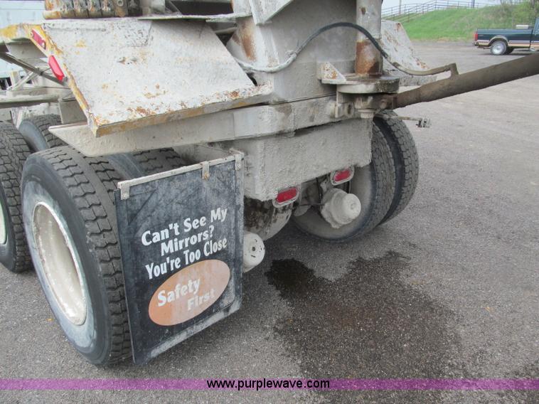 image for item B5124 1985 International F2674 batch truck