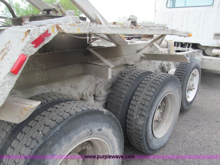 image for item B5124 1985 International F2674 batch truck