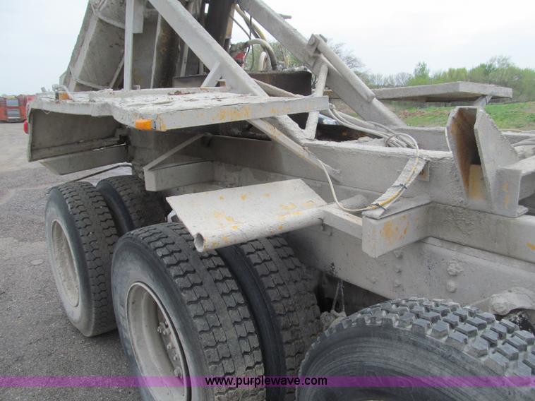 image for item B5124 1985 International F2674 batch truck