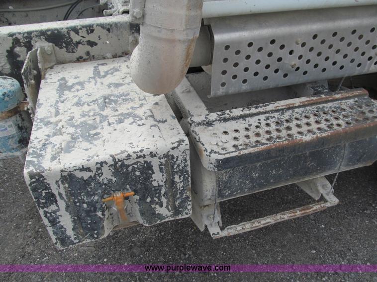 image for item B5124 1985 International F2674 batch truck