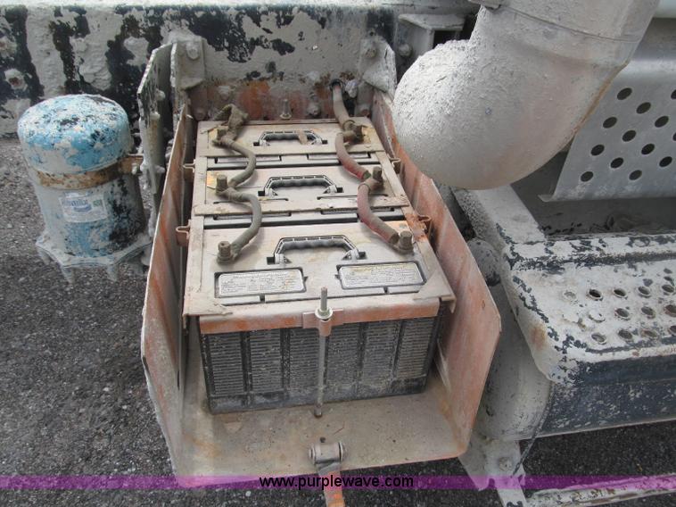 image for item B5124 1985 International F2674 batch truck