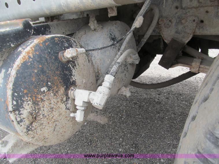 image for item B5124 1985 International F2674 batch truck