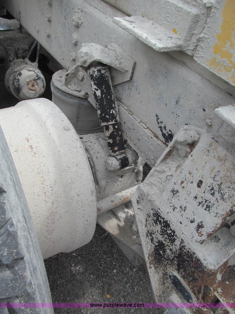 image for item B5124 1985 International F2674 batch truck