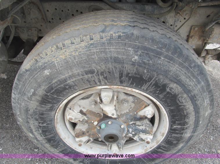 image for item B5124 1985 International F2674 batch truck