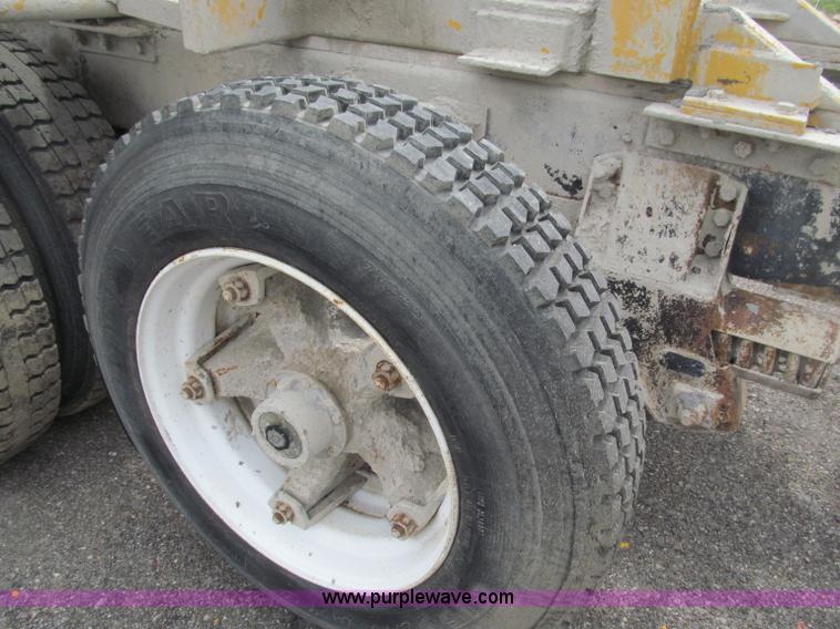 image for item B5124 1985 International F2674 batch truck