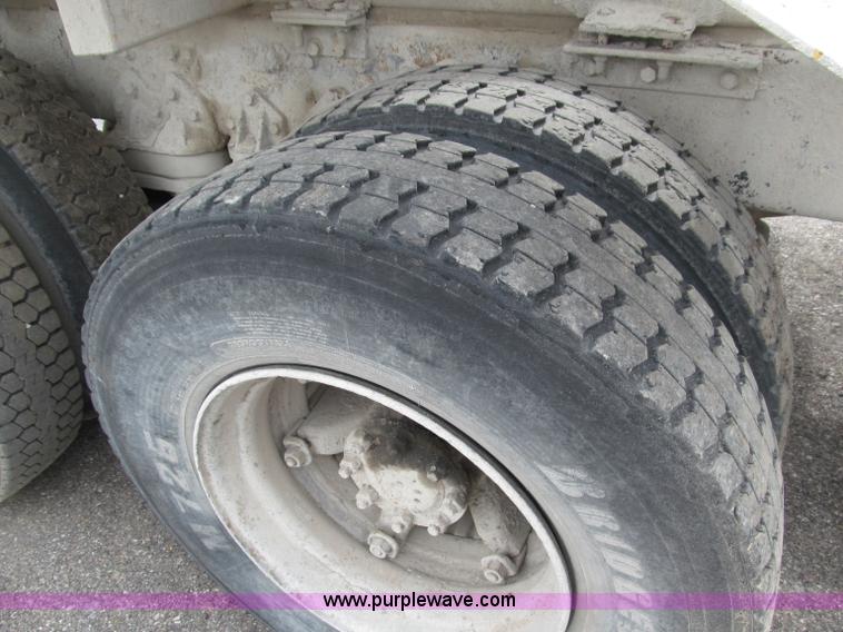 image for item B5124 1985 International F2674 batch truck