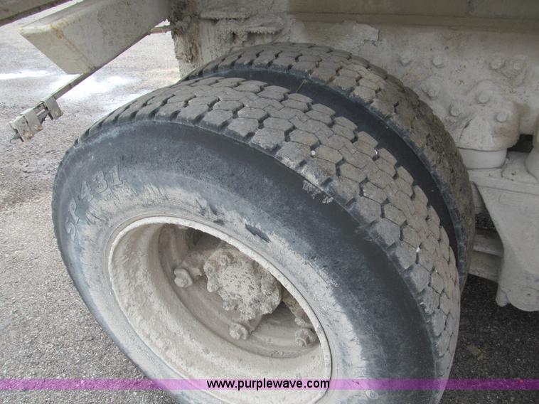 image for item B5124 1985 International F2674 batch truck