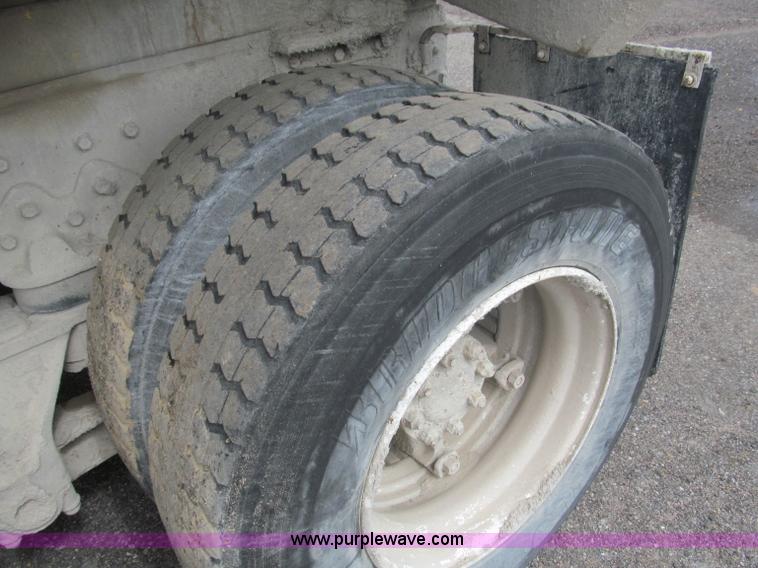 image for item B5124 1985 International F2674 batch truck