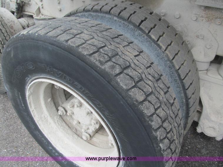 image for item B5124 1985 International F2674 batch truck