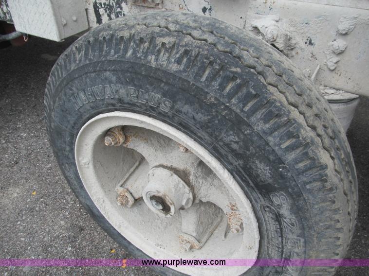 image for item B5124 1985 International F2674 batch truck