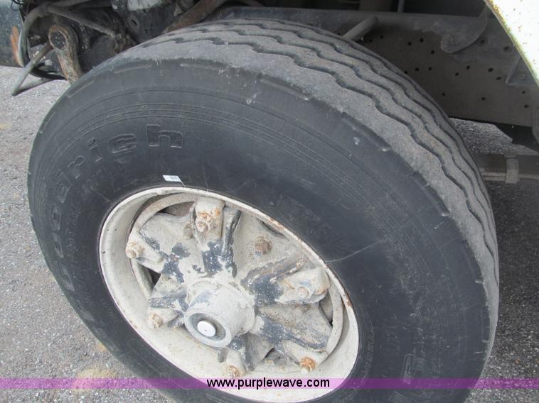 image for item B5124 1985 International F2674 batch truck