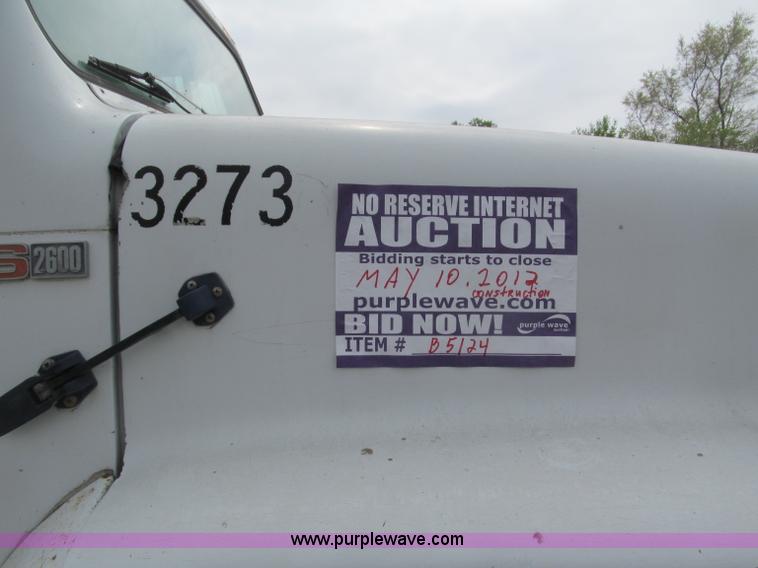 image for item B5124 1985 International F2674 batch truck