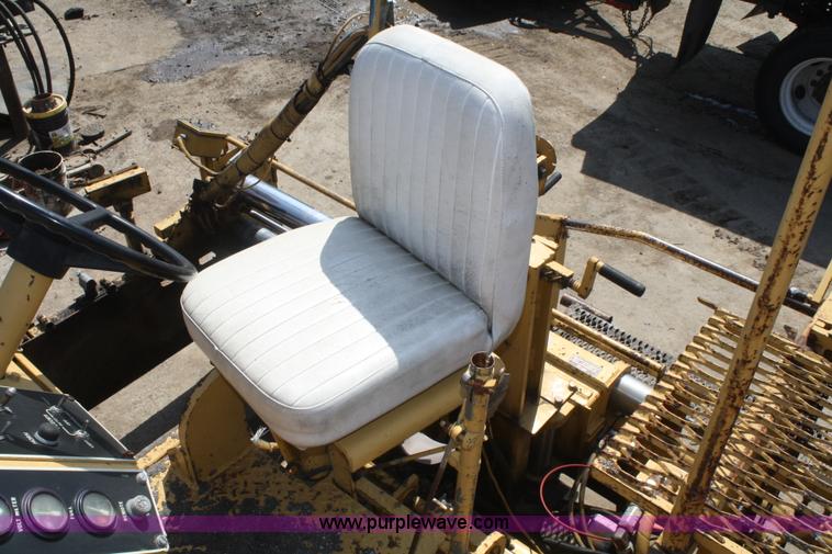 image for item B6532 1991 Caterpillar AP1050 paver