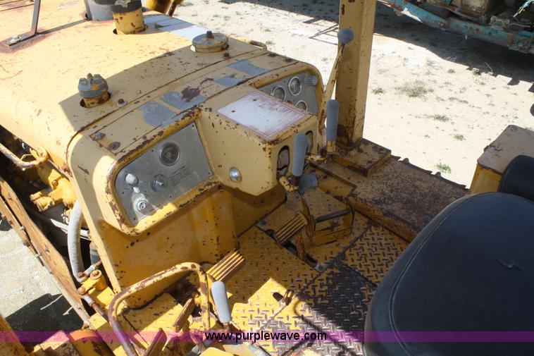 image for item B6585 1975 Caterpillar D5 dozer
