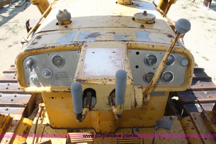 image for item B6585 1975 Caterpillar D5 dozer