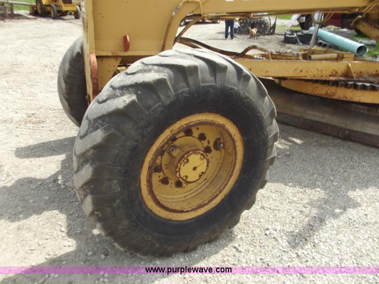 image for item C2035 1990 Fiat Allis FG75 articulating motor grader