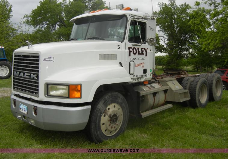 image for item C4474 1994 Mack CH613 semi truck