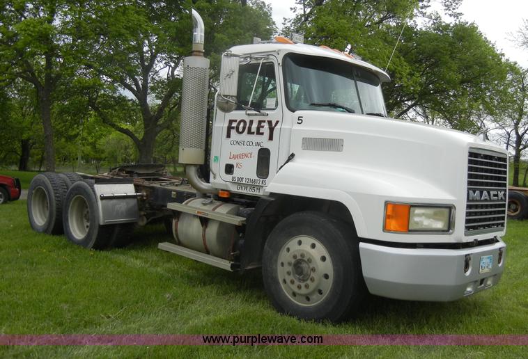 image for item C4474 1994 Mack CH613 semi truck